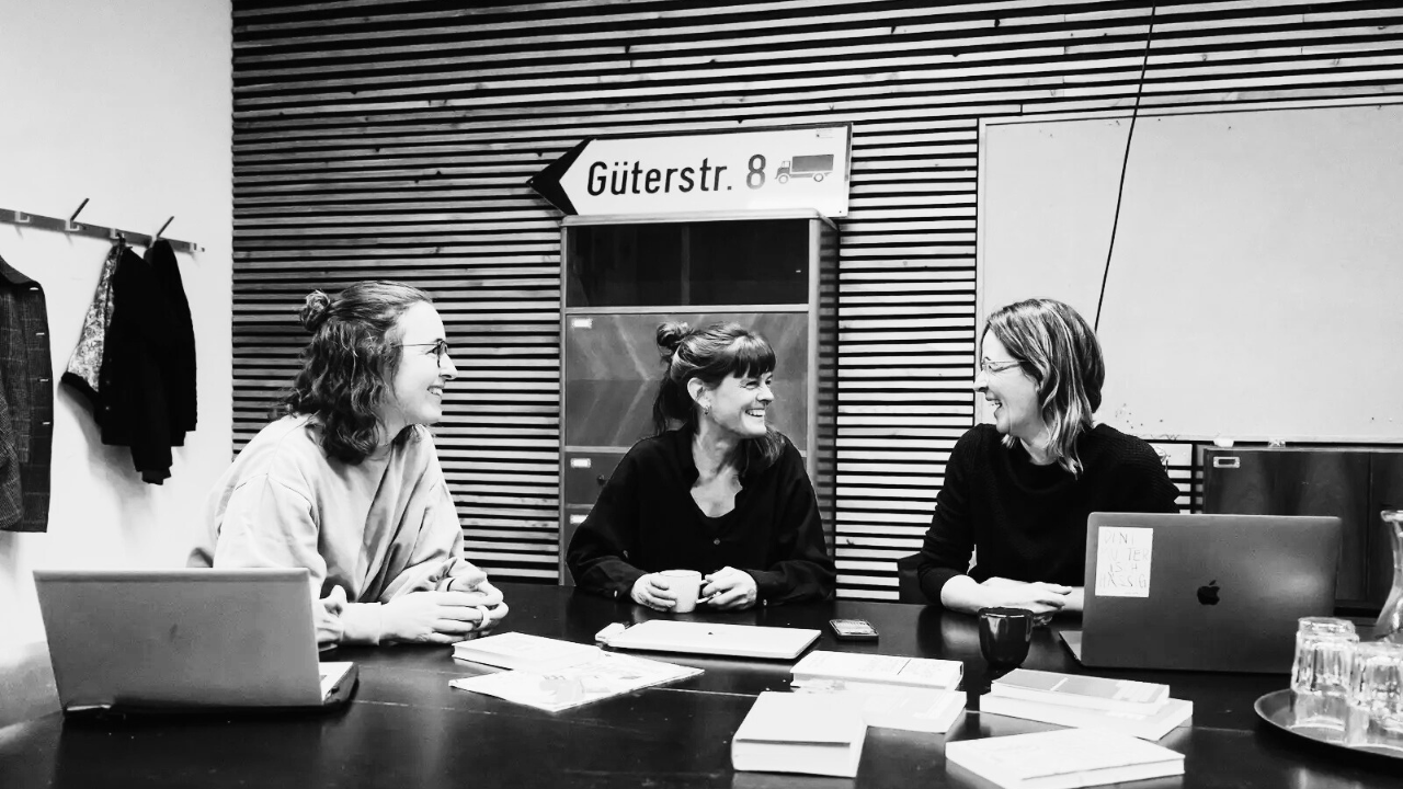 Die Schweiz braucht eine Care-Revolution Simona, Sarah und Anja (von links) stellten im Bund das Büro für Feminismus vor: Die Schweiz braucht eine Care-Revolution.