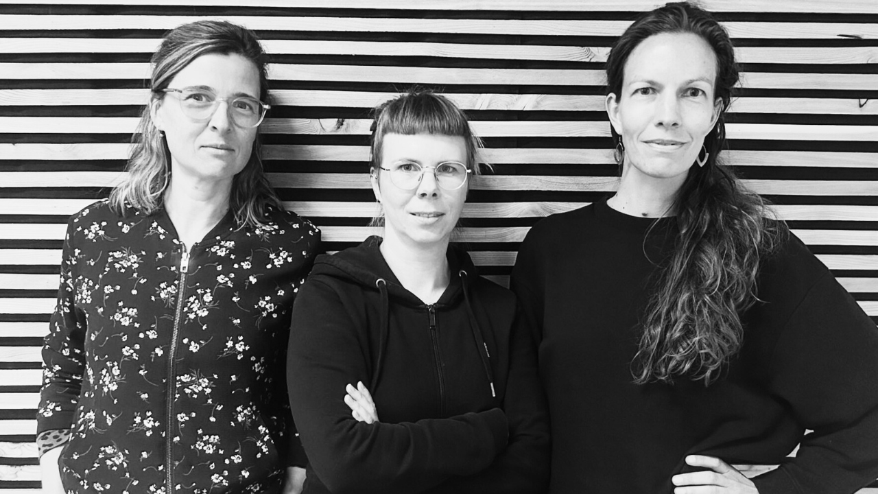 Anja Peter (links), Mirjam Aggeler (mittig) und Jana Freundt (rechts) leiten den Kurs Einführung in die feministische Ökonomie an der feministischen fakultät fem!